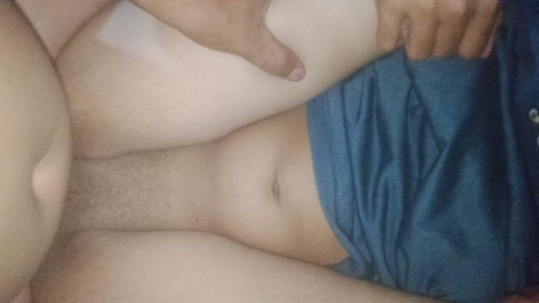 Cintiyalovs: Ein junger mann, der neben seiner frau lebt