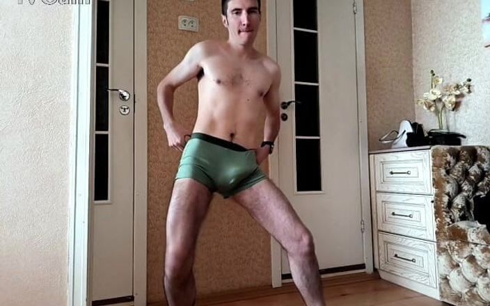 webcamboy98: 裸体男孩用振动器摇晃鸡巴并高潮