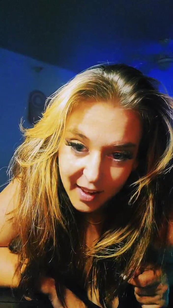 Alli Anderson: Tiktok dal vivo mangiando un lecca-lecca