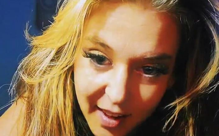 Alli Anderson: Tiktok dal vivo mangiando un lecca-lecca