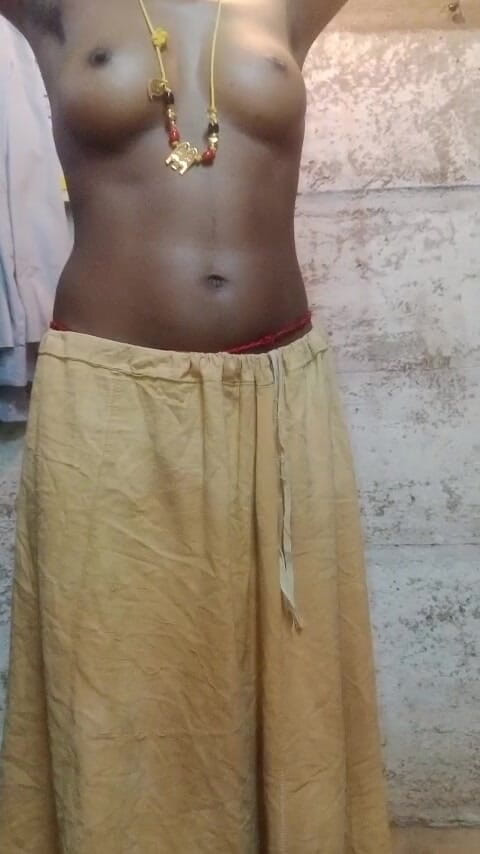 Paithyam: 타밀 바이브는 사람들을 때리고 섹스하는 여자입니다.