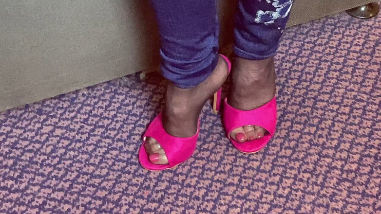 Mr MF: Frau reife füße in ihren stinkenden alten schwarzen arbeitsstrumpfhosen