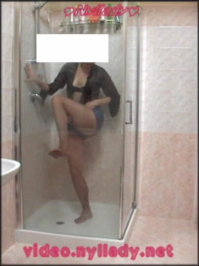 Nyllady: В душе в колготках