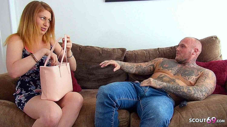 Full porn collection: Une demi-sœur rousse séduit son frère pour baiser après qu'elle...