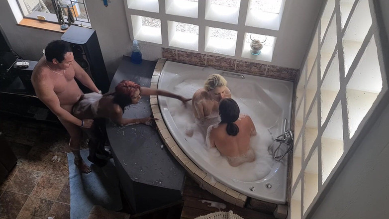 domslutfucker: Kamar mandi spa tiga gadis, satu pria, pesta seks, gangbang...