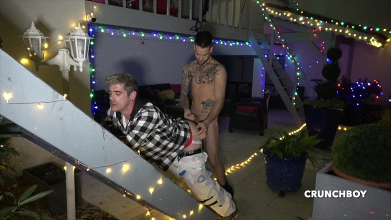 Slut twink used bareback by XXL cock: Líbá a šuká mě venku