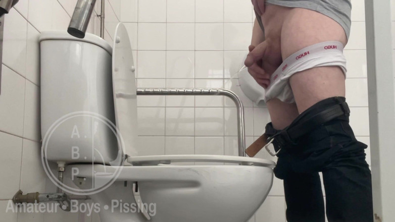 AmateurBoysPissing: In the Hospital Toilets, a Guy Pisses Into a Cup...