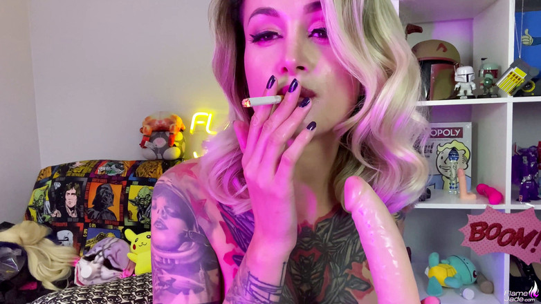 Flame Jade: Cewek cantik merokok dan bermain dengan kontol karet - solo