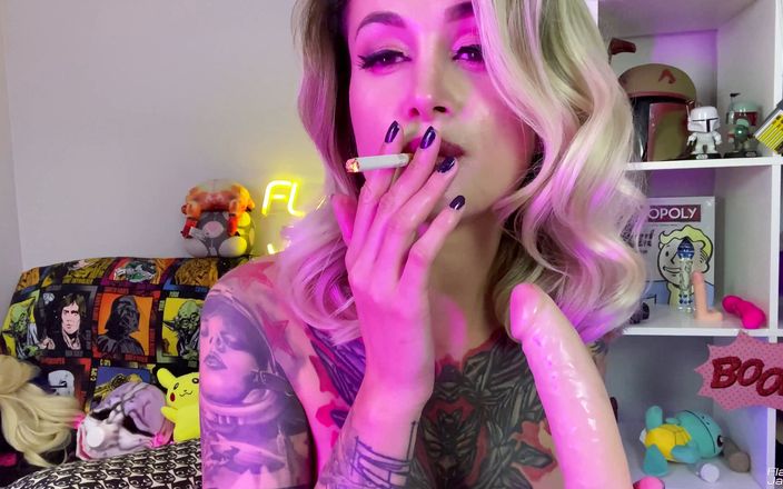 Flame Jade: Hottie smokes and plays with rubber cock - solo