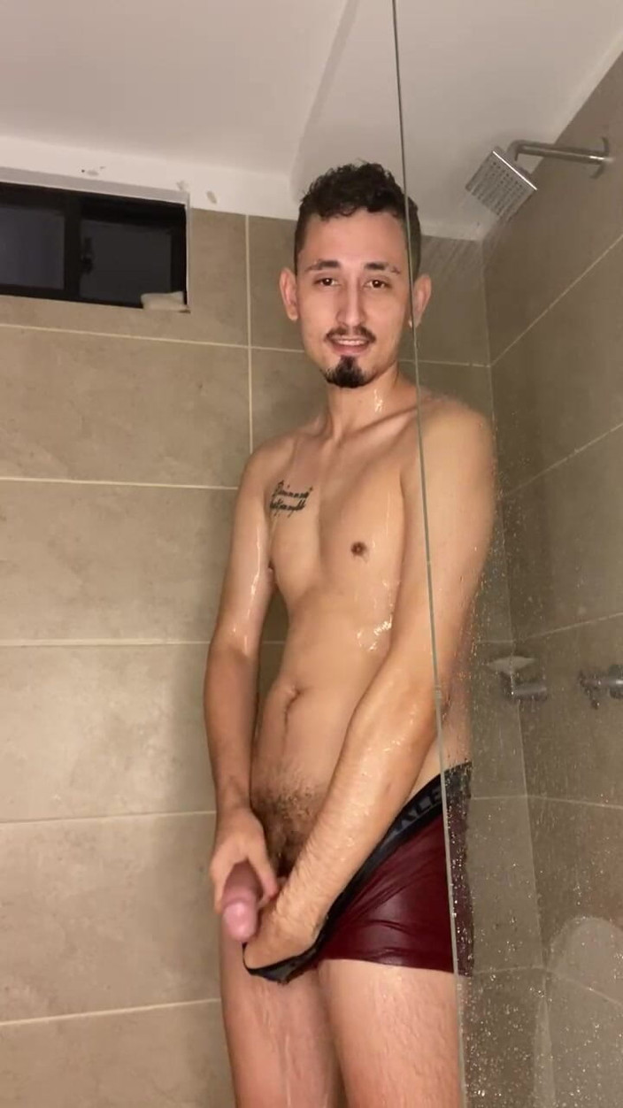 Enzo: Shower &amp; Cum