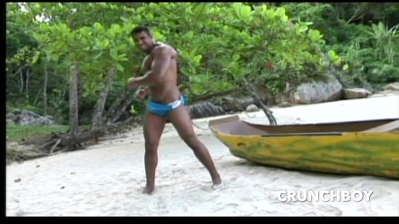 Gaybareback: Rencana bagus untuk tiga orang di pantai di depan umum