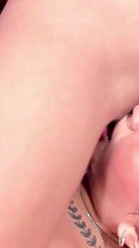 Show intense avec éjaculation sur une fille