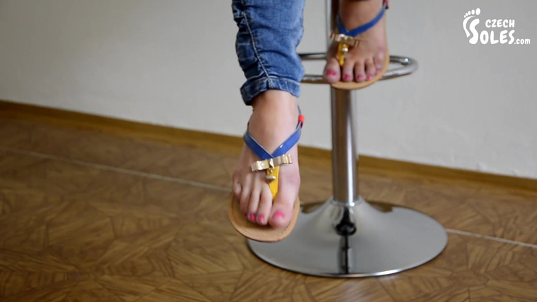 Czech Soles - foot fetish content: Cherry e sexy piedi nudi in sandali