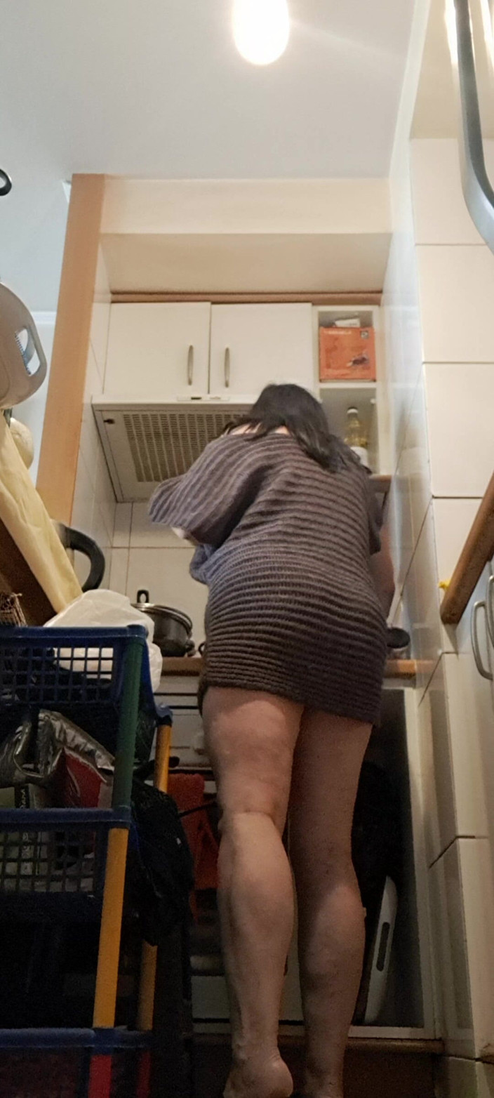 Mommy big hairy pussy: रसोई घर में सौतेली मम्मी अपनी गांड दिखा रही है