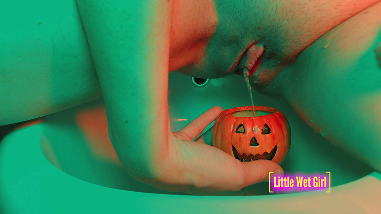 Little Wet Girl: Kencing di labu di Halloween