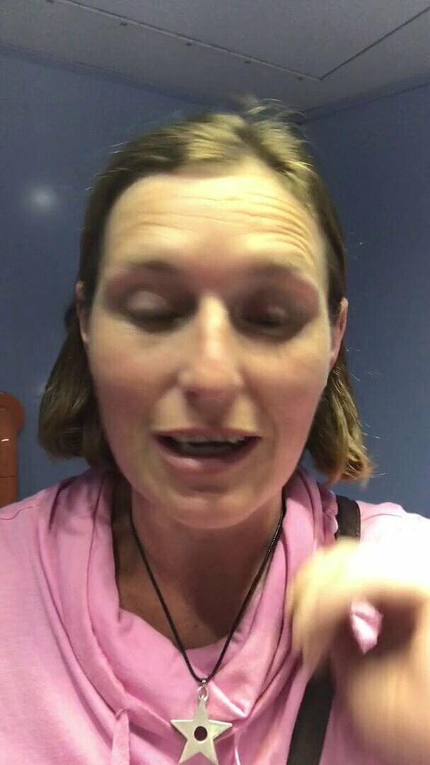 MistressWriggler: Pissing su un treno e spruzzare il sedile nel processo