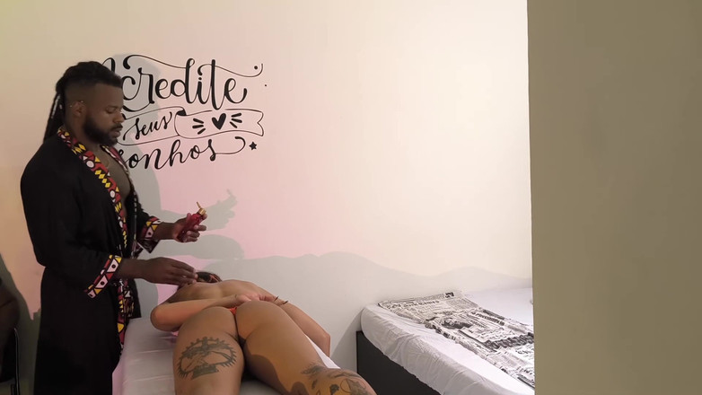 Nurseblack: Ніжний рогоносець взяв дружину на тантричний масаж з чорним обдарованим, частина перша