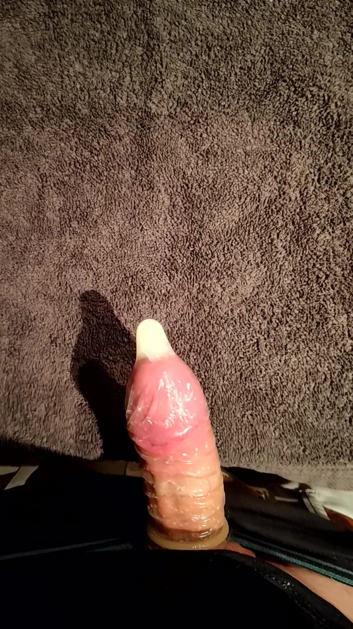 LcDream: Ayam kecil merangkap di bangku bar dalam kondom