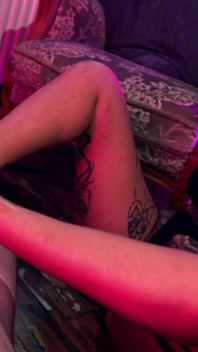 La miLF tatuata offre il footjob oleoso più perverso di sempre