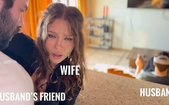 Alexa Poshspicy: Vrouw bedriegt echtgenoot met beste vriend terwijl hij vr-helm speelt
