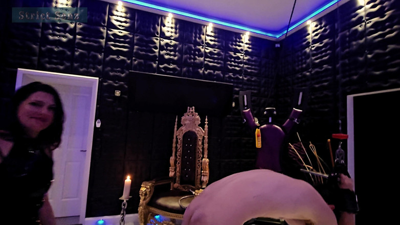 Strict Senz: レディ・ザラ ハードボールバスター 膝蹴り 重いボールを握る CBT