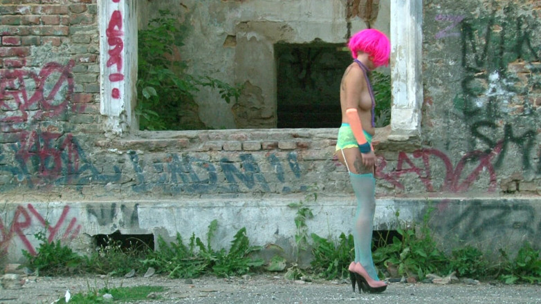 Public Entertainment: Sexy babe with colored hair adores teasing with her sexy...