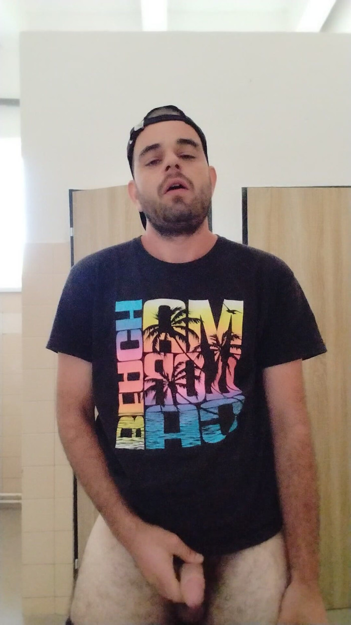 jerkofflover: Éjaculation au travail dans les Wc