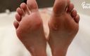 Czech Soles - foot fetish content: Сексуальна Діта приймає ванну і показує свої ноги