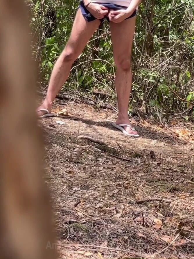 AmateurMates: Amateur-junge beim pinkeln im wald erwischt
