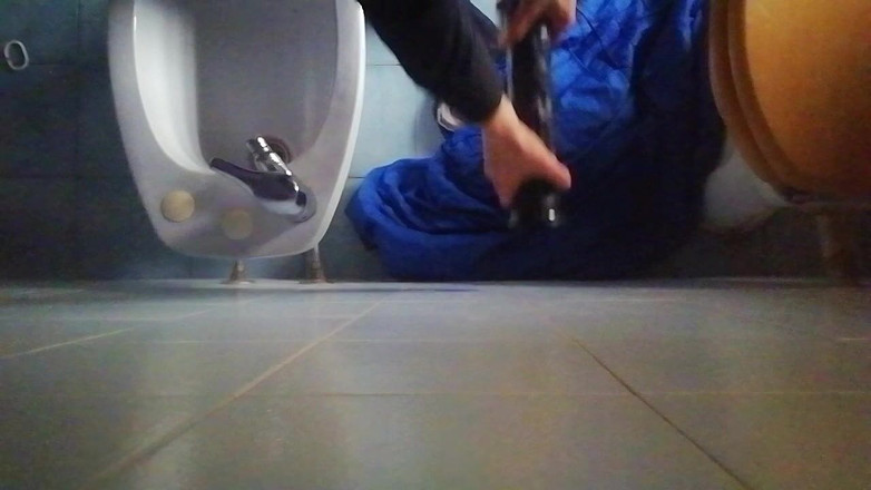 Culopeke: Guy tied her legs and opens her tight ass