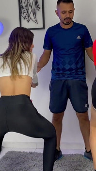 Instruktor v tělocvičně s velkým penisem šuká moji švagrovou Mollysmith a mě - Melanirincon