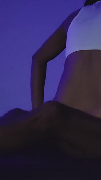 Naolejovaný penis, masturbace na vlasy, výprask kundičky a šťastný konec
