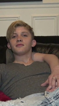 Blondă Ink de un băiat heterosexual de 22 de ani