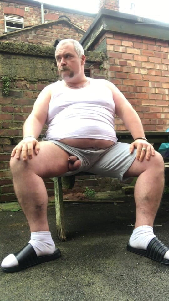 B A Bear: Fat Dad Smoking &amp; Wanking in the Alley