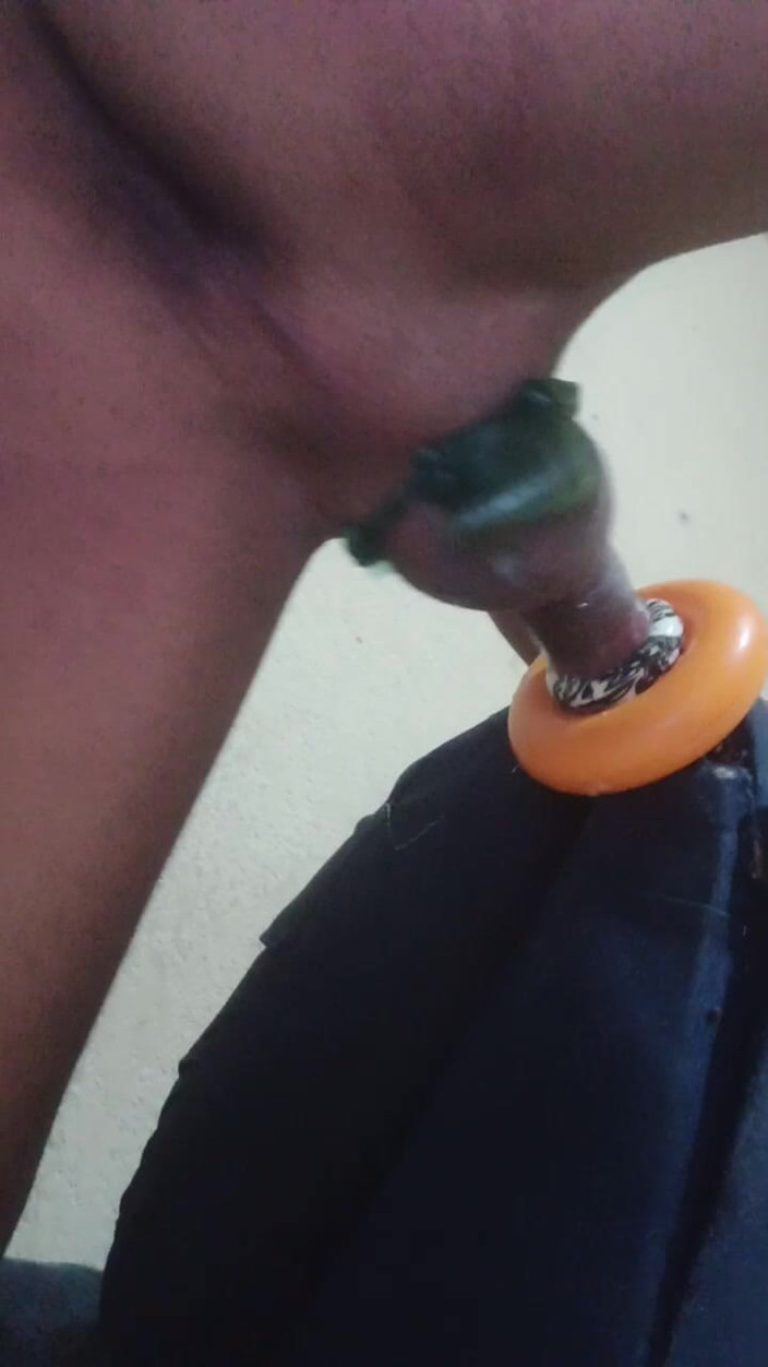 Red lait: Skinny Guy Masturbating at Home