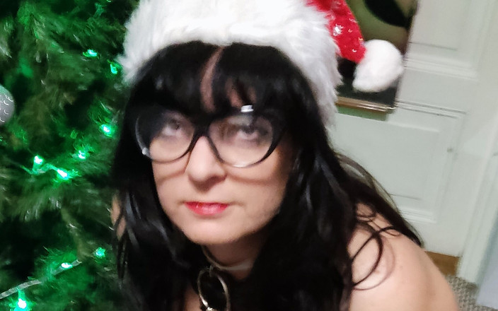 Toilet Mommy: La MILF Tettona Flaccida Riceve Un Regalo Di Natale