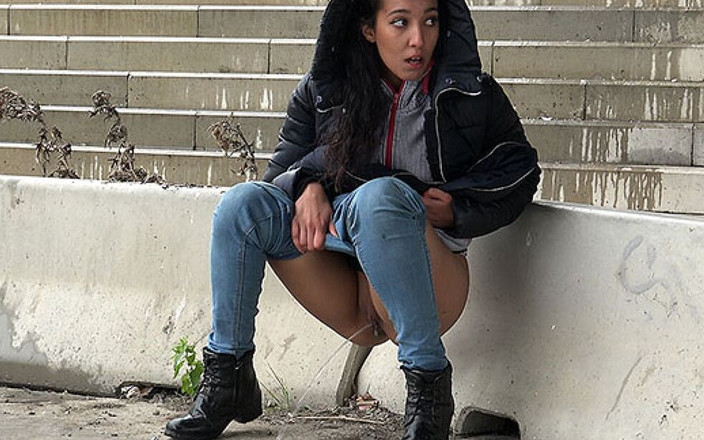 Puffy Network: Pissing Im Regen von Got2Pee, wo mädchen pissen kommen