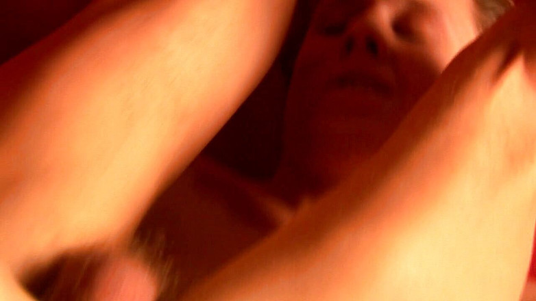 Jerking studs: मिक डिल्डो के साथ अपना खेल दिखाती है