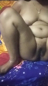 भाभी सोफे पे बैठ के चूत दिखा रही