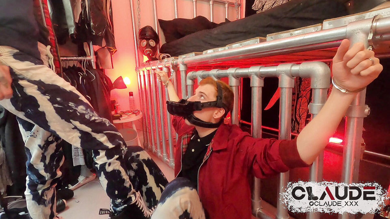 Claude Nikotine: スキンヘッド小便器