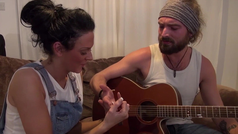 SEXUAL SIN: Ulubiona przyrodnia siostra Scena-1 brunetka MILF Jess Szkocja cieszy się...