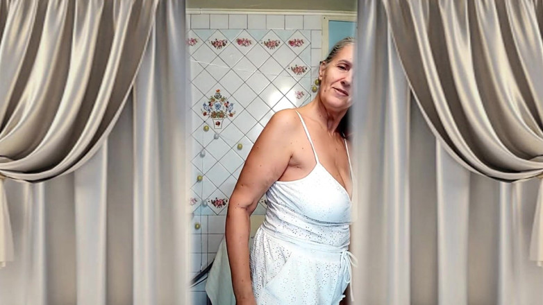 Lukerya: Uma mulher ucraniana madura mostra sua figura e posa para...