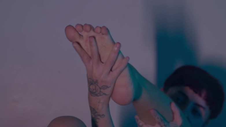 Hlohann: Non-binary Horny Feet and Shoes Sucks and Gets All Wet