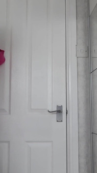 Låst i jeans vätande kissa desperation