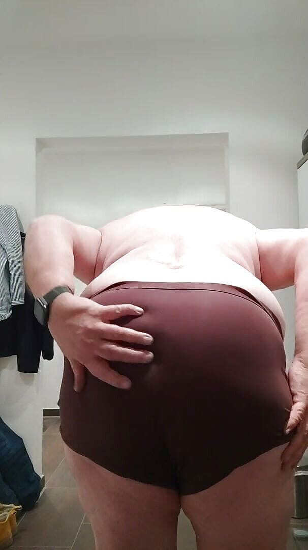 Karlchengeil: Ikat pinggang di malam hari untuk payudara merah setelah kencing