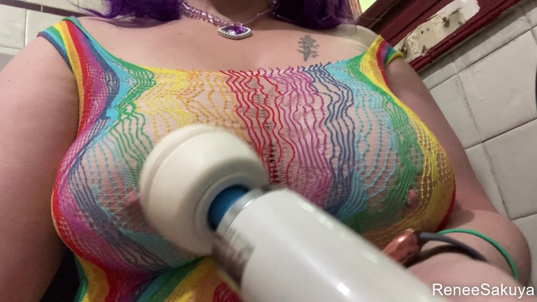 Renee Sakuya: Hitachi si cewek hot dengan bodysuit pelangi lagi asik ngentot...