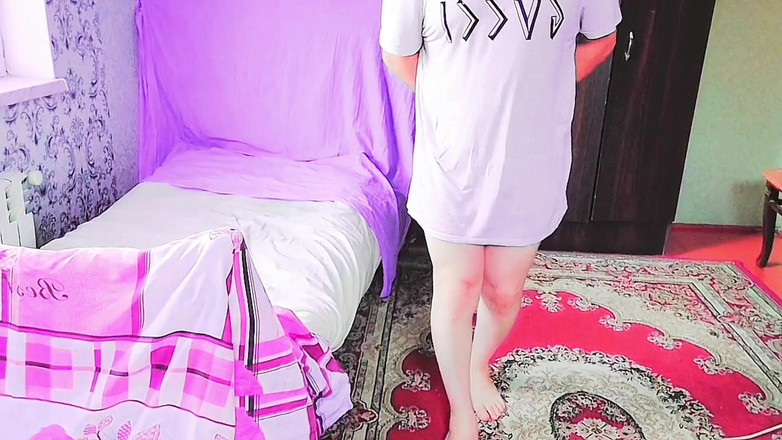 Kitty_Cross: Zachte vrouwelijke femboy die benen uitrekt in yoga-outfit