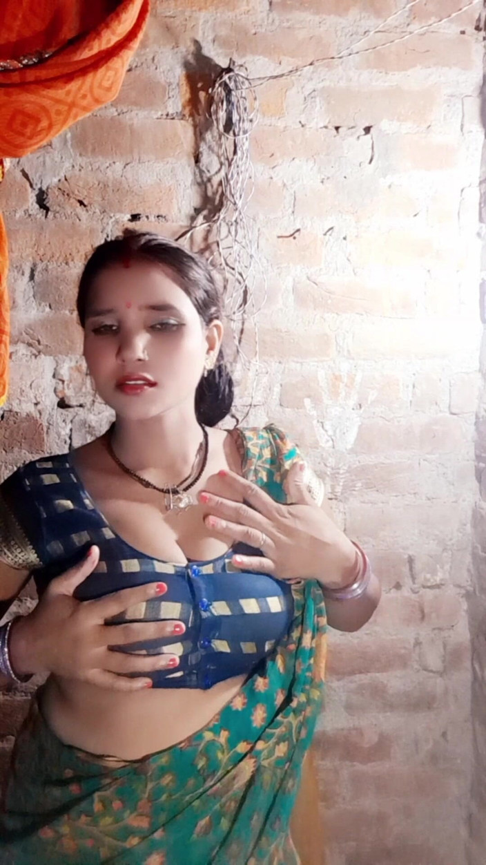 Renudbf: Adik ipar india yang hot lagi asik fingering memeknya sampai...