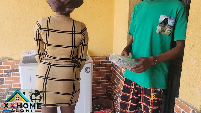 Home Alone: Поставщики делают ее сбоку, как Ос доставляет ее сладкую киску к своему клиенту.