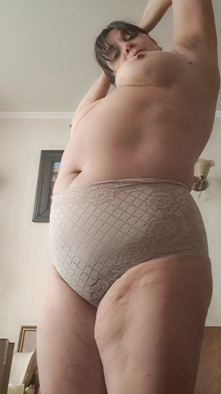 Mommy big hairy pussy: 穿着大内裤的熟女伸展